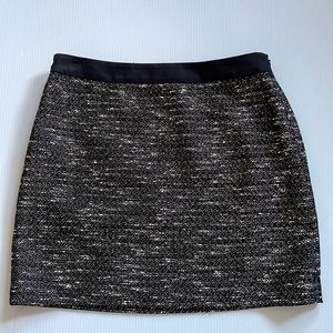 Banana Republic black & white textured short skirt.  Women’s size 10